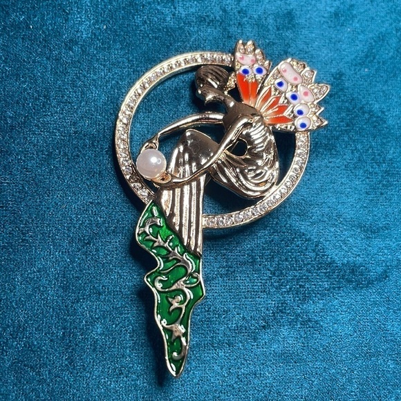 Jewelry - Fairy in a circle brooch